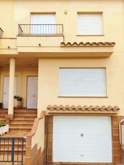 Casa  Calle valencia. Magnífica casa adosada con amplio garaje en el casco urbano de t