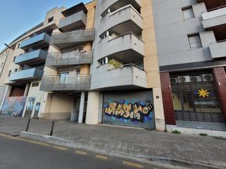 Local Comercial a Calle guell 83. Local diáfano con salida de humos