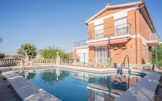 Maison à Llagostera. Amplia casa con piscina y jardín