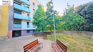 Flat in Carrer sant medir 105. Piso en torre de taiala