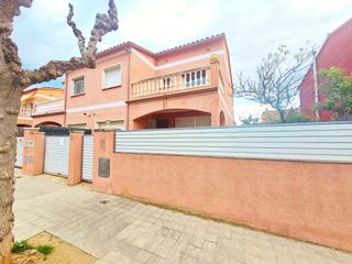 Maison  Calle canigo. Casa en esquina en les forques de vilafant