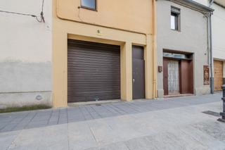Casa adossada a Centre. Casa en venta para reformar en salt