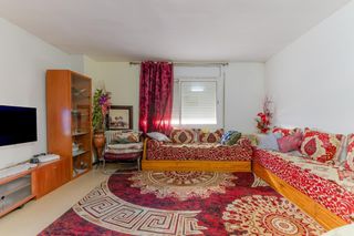 Pis  Calle sant dionis. Piso en salt con tres habitaciones