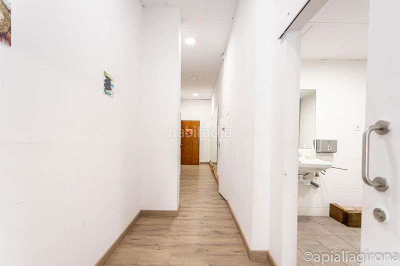 Foto 4e60d7fe-d8f4-4b76-9bde-236a59cd46e8. Local comercial a Palau Girona