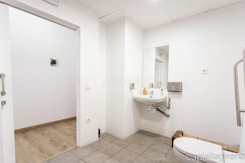 Foto 74a0d5a4-dc6c-49d5-801d-89ce29b1c6a0. Local comercial a Palau Girona