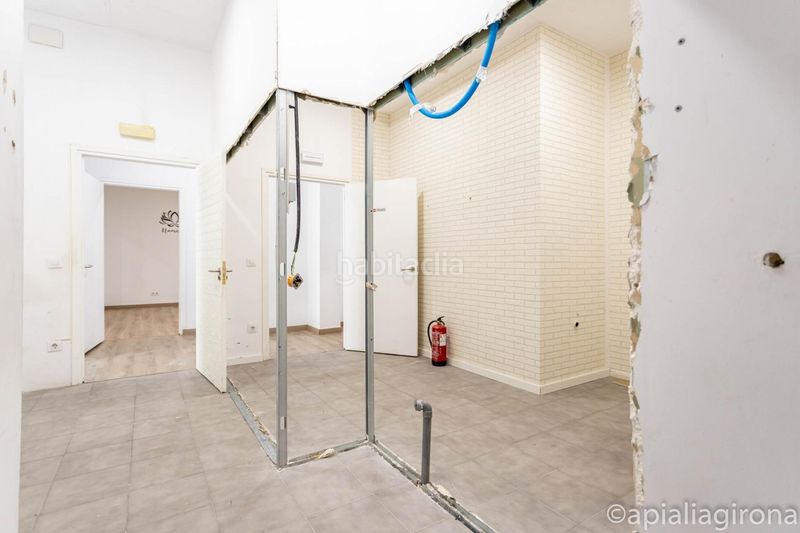 Foto fb3905a9-b646-4d54-909b-74c735b6890b. Local comercial a Palau Girona