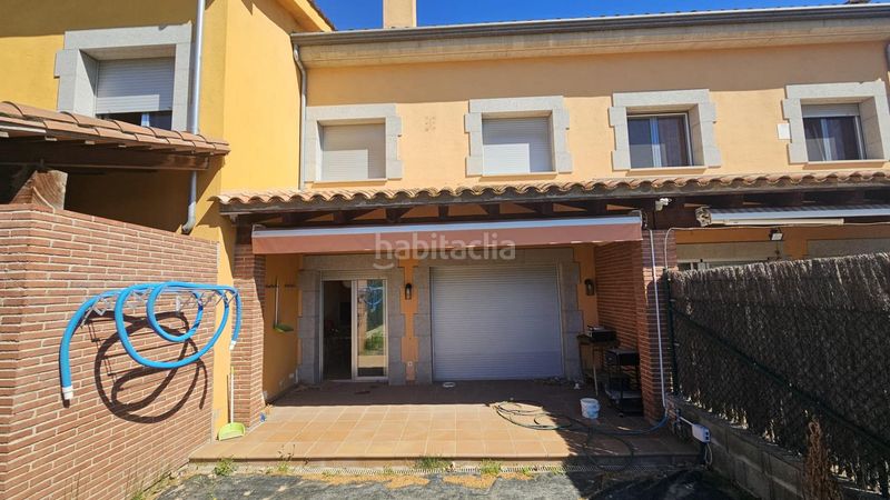 Foto 85f5739a-f71a-48ba-9560-4e4664393b93. Casa adossada amb aparcament piscina a Bescanó