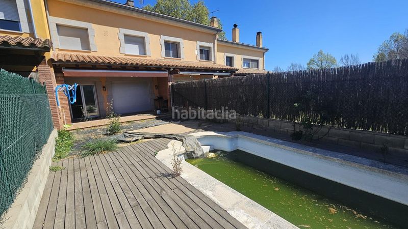 Foto a2983a56-bf0a-43e4-817d-8cd3941abbd7. Casa adossada amb aparcament piscina a Bescanó