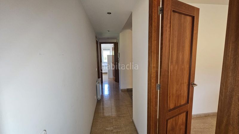 Foto c0621bec-981f-4c61-b3d7-f9c818f44b06. Casa adossada amb aparcament piscina a Bescanó