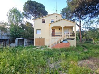 Casa in Riells i Viabrea. Casa con jardín en junior park