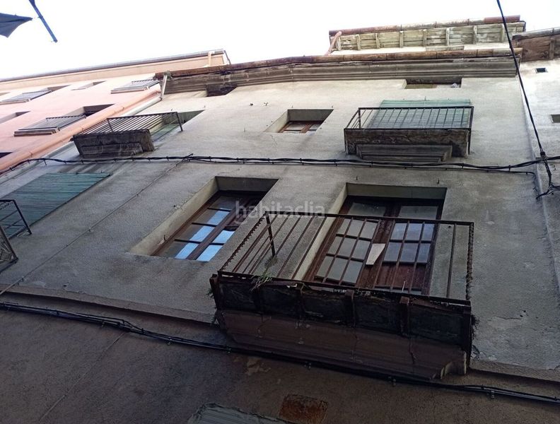 Foto a7ba8184-6372-497e-bf64-376d8c2a95d6. Edificio in lliberada ferrarons 3 in Olot