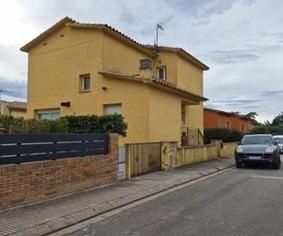 Casa  Calle ramon muntaner. Casa unifamiliar con garaje en la urbanización granja de montgrí