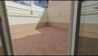 Piso en Avenida de las lavanderas 11. Vivienda de tres dormitorios, con patio.