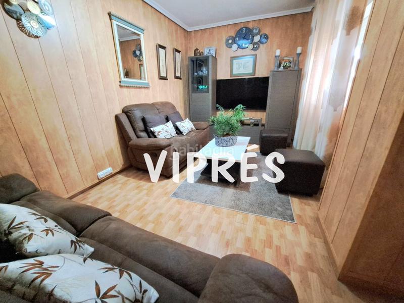 Foto 04f7150b-17ec-460f-9728-9879ca2da2b1. Chalet se vende una estupenda casa grande ó chalet con piscina en la zona de plantonal de vera, dispone de una parcela de 360m2, una cas en Mérida