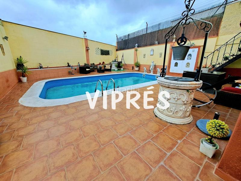 Foto 098b7f26-a7c4-4240-83d0-6c67b0d00e59. Chalet se vende una estupenda casa grande ó chalet con piscina en la zona de plantonal de vera, dispone de una parcela de 360m2, una cas en Mérida