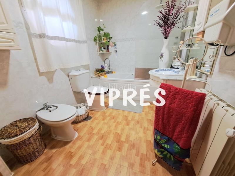 Foto 0fbfac8c-97c6-4ca7-8cc8-a1d9d97499c2. Chalet se vende una estupenda casa grande ó chalet con piscina en la zona de plantonal de vera, dispone de una parcela de 360m2, una cas en Mérida