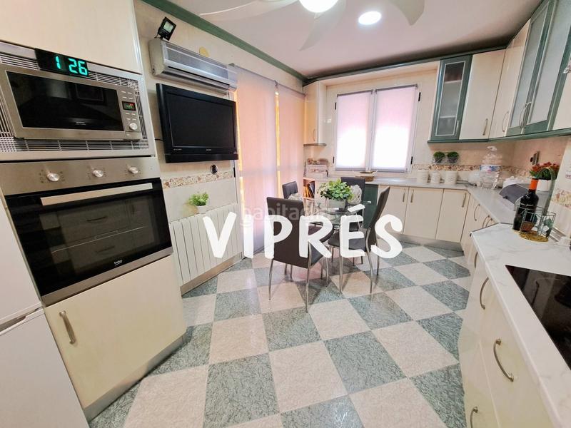 Foto 1a99e6a5-cb80-440c-ae6b-21bc8c122a92. Chalet se vende una estupenda casa grande ó chalet con piscina en la zona de plantonal de vera, dispone de una parcela de 360m2, una cas en Mérida
