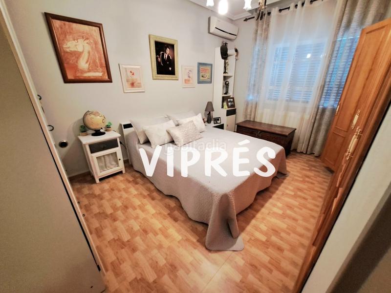 Foto 26afd5e9-beb2-439e-9101-6b58fa6b08a1. Chalet se vende una estupenda casa grande ó chalet con piscina en la zona de plantonal de vera, dispone de una parcela de 360m2, una cas en Mérida