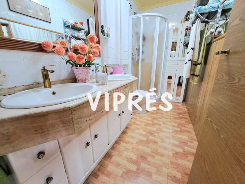 Foto 5db4dfb7-4c9f-45f1-ace5-451575145cc6. Chalet se vende una estupenda casa grande ó chalet con piscina en la zona de plantonal de vera, dispone de una parcela de 360m2, una cas en Mérida