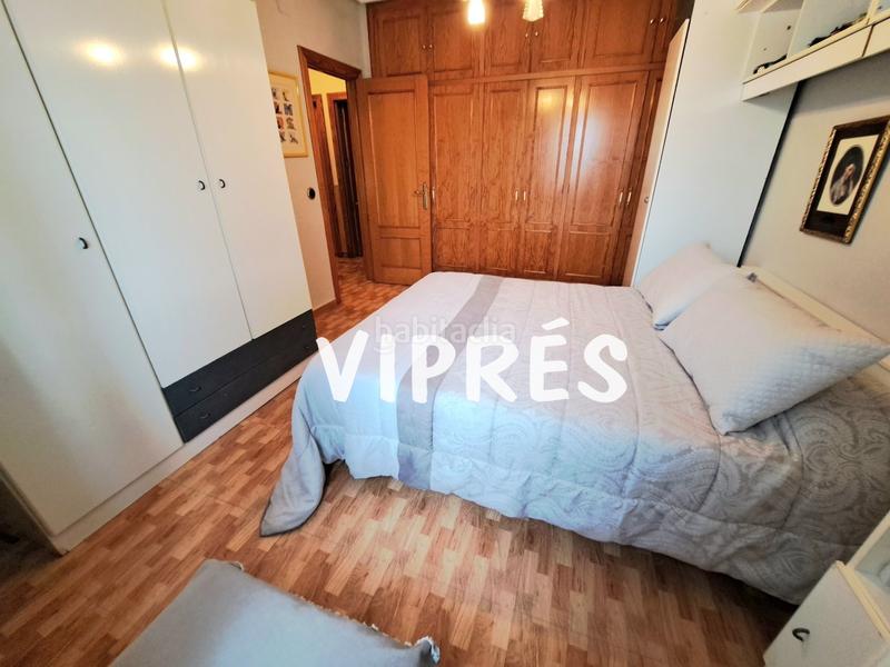 Foto 60801de6-8e78-4f94-a777-66df27383062. Chalet se vende una estupenda casa grande ó chalet con piscina en la zona de plantonal de vera, dispone de una parcela de 360m2, una cas en Mérida