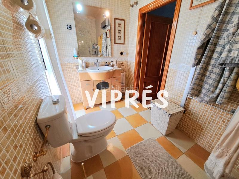 Foto 7c98f8ed-ee60-403e-aa08-5a2755e8ec0e. Chalet se vende una estupenda casa grande ó chalet con piscina en la zona de plantonal de vera, dispone de una parcela de 360m2, una cas en Mérida