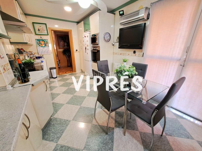 Foto 9af9cdc8-b138-4985-89cc-1909483a090e. Chalet se vende una estupenda casa grande ó chalet con piscina en la zona de plantonal de vera, dispone de una parcela de 360m2, una cas en Mérida