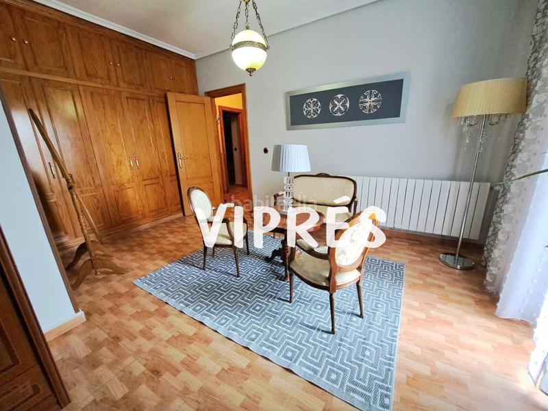 Foto a00f9007-ade0-4095-ad02-d12b17db2530. Chalet se vende una estupenda casa grande ó chalet con piscina en la zona de plantonal de vera, dispone de una parcela de 360m2, una cas en Mérida