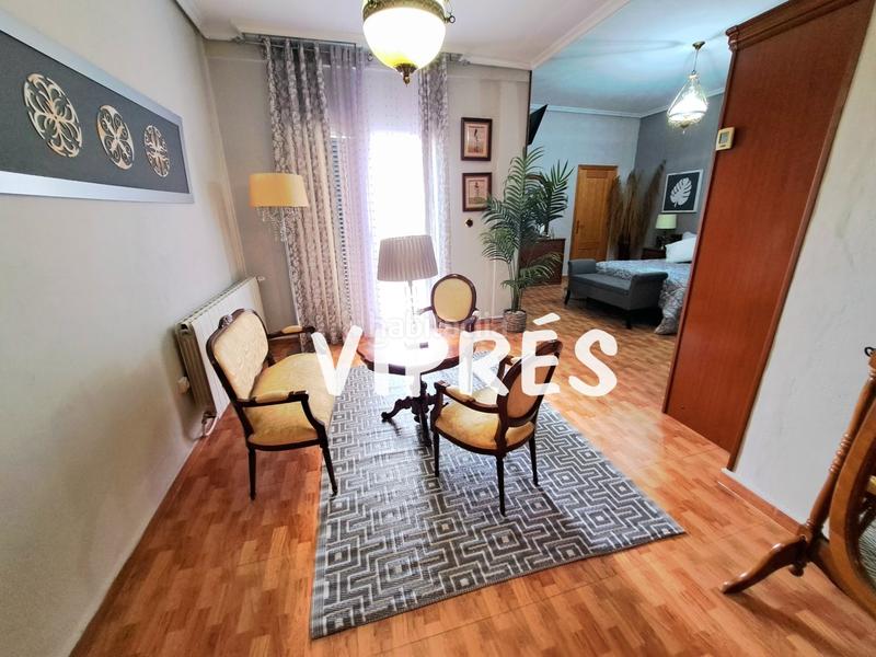 Foto a185f305-4ad1-44f4-a3a1-351bbac476b5. Chalet se vende una estupenda casa grande ó chalet con piscina en la zona de plantonal de vera, dispone de una parcela de 360m2, una cas en Mérida