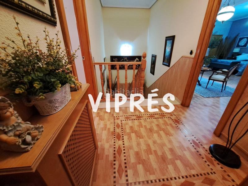 Foto bbbe093f-126b-4e49-98b5-eec9c80a3768. Chalet se vende una estupenda casa grande ó chalet con piscina en la zona de plantonal de vera, dispone de una parcela de 360m2, una cas en Mérida