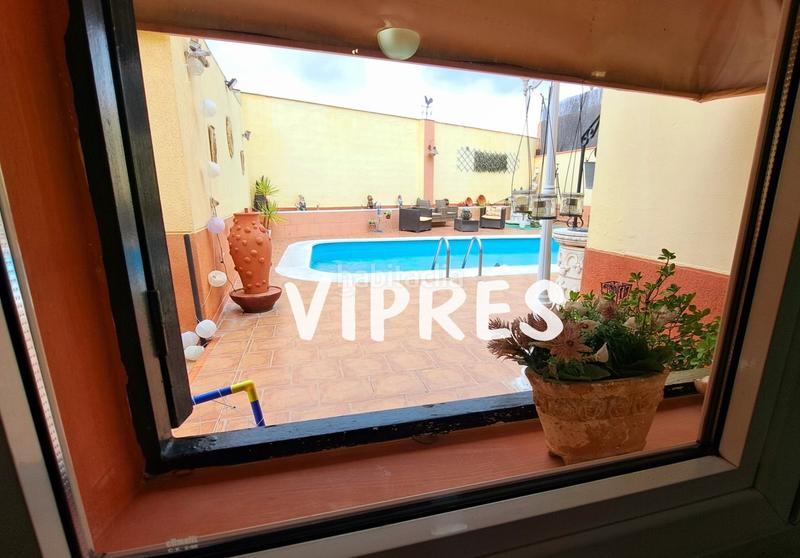 Foto dafe308b-62e4-408e-90f8-cbf001b8adb4. Chalet se vende una estupenda casa grande ó chalet con piscina en la zona de plantonal de vera, dispone de una parcela de 360m2, una cas en Mérida
