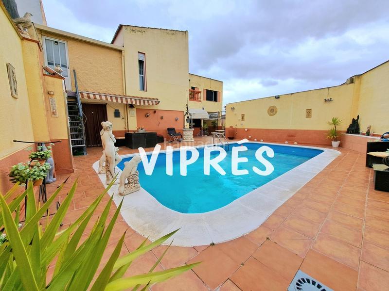 Foto e0ace6c7-282b-43b1-98b9-ce4d28f826c3. Chalet se vende una estupenda casa grande ó chalet con piscina en la zona de plantonal de vera, dispone de una parcela de 360m2, una cas en Mérida