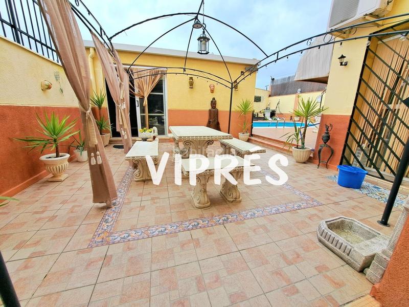 Foto e30263d0-2aef-4e95-936c-77462c332ffc. Chalet se vende una estupenda casa grande ó chalet con piscina en la zona de plantonal de vera, dispone de una parcela de 360m2, una cas en Mérida
