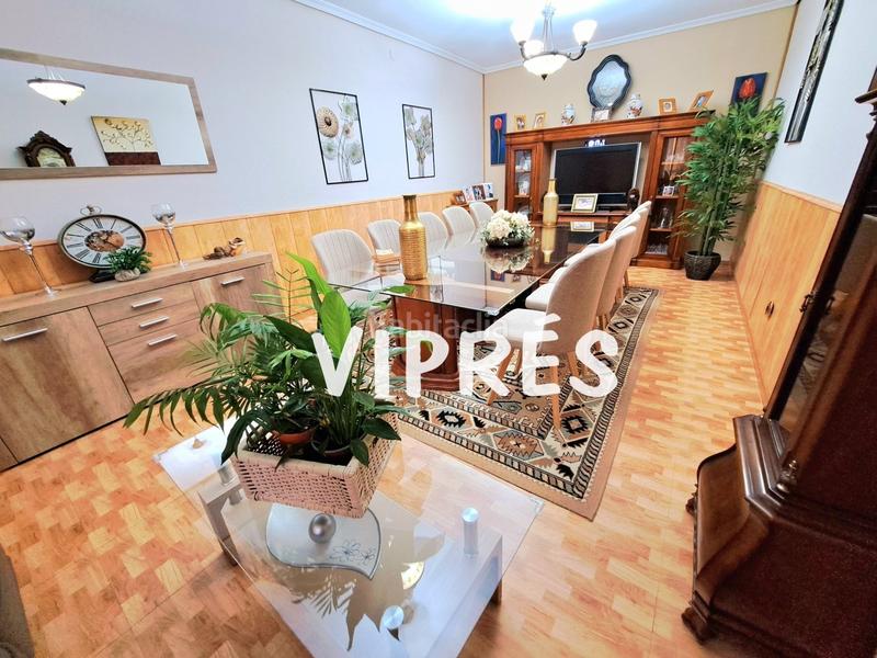 Foto eaf59da6-5db0-4264-a833-6991673e70a3. Chalet se vende una estupenda casa grande ó chalet con piscina en la zona de plantonal de vera, dispone de una parcela de 360m2, una cas en Mérida