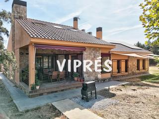 Casa en Casar de Cáceres. Qué maravilla! una casa en el monte del casar con terreno y una