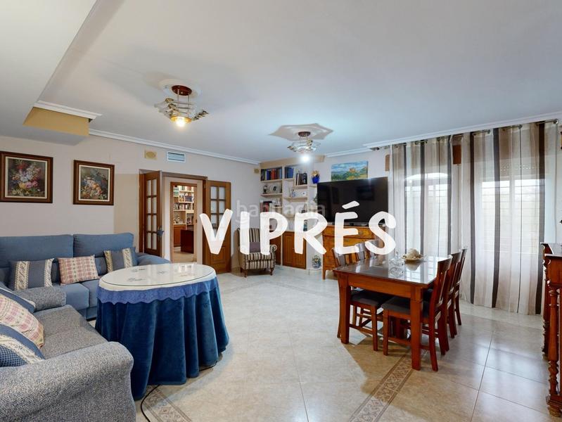 Foto 08db0e03-d1b5-4288-89ef-79fc78109f00. Chalet mirad bien! este chalet es una auténtica maravilla para quienes buscan amplitud y confort en un espacio amplio y bien distribuido. en Cáceres