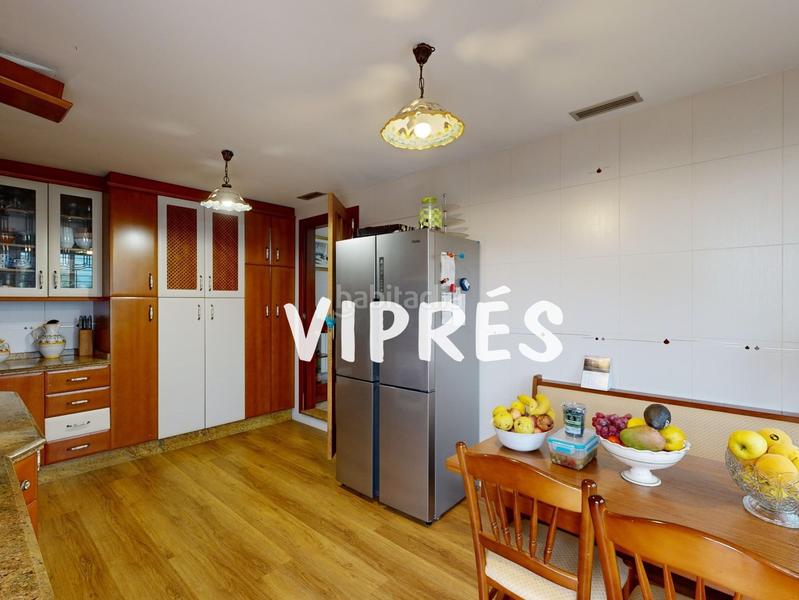 Foto 16a6a085-6b09-4646-aec3-46ab96c3742c. Chalet mirad bien! este chalet es una auténtica maravilla para quienes buscan amplitud y confort en un espacio amplio y bien distribuido. en Cáceres