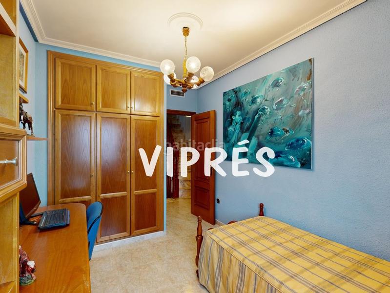 Foto 1f59cb4e-8e39-4145-9671-ef1cff09c910. Chalet mirad bien! este chalet es una auténtica maravilla para quienes buscan amplitud y confort en un espacio amplio y bien distribuido. en Cáceres