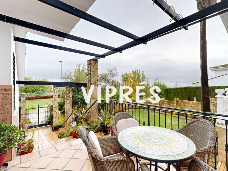 Foto 31bb47cc-64bb-46ff-821a-1cdf3df5b8f1. Chalet mirad bien! este chalet es una auténtica maravilla para quienes buscan amplitud y confort en un espacio amplio y bien distribuido. en Cáceres