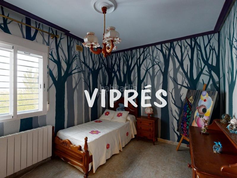 Foto 7c6a9da0-d77d-4d46-9076-ed3ab92863a7. Chalet mirad bien! este chalet es una auténtica maravilla para quienes buscan amplitud y confort en un espacio amplio y bien distribuido. en Cáceres