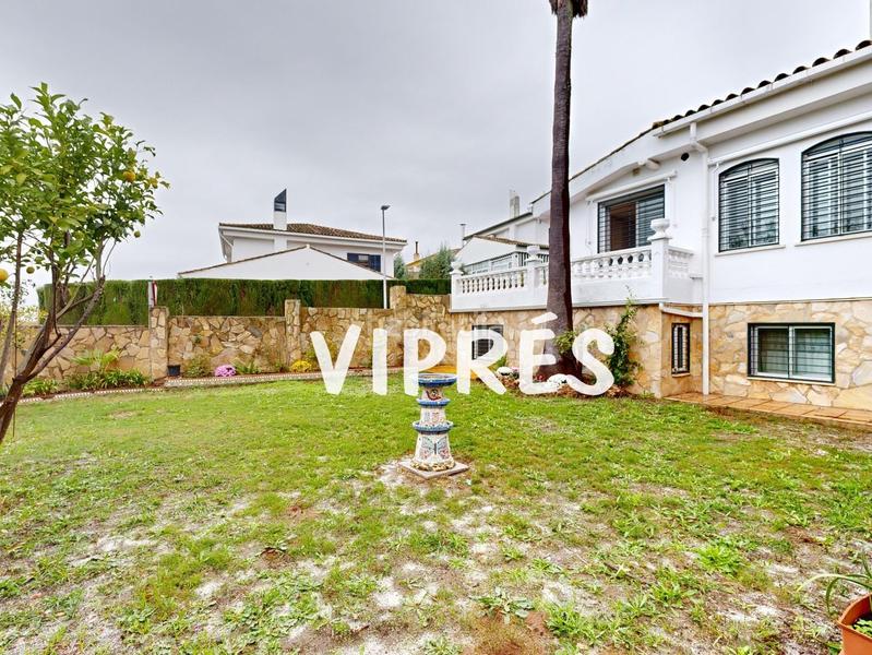 Foto 8217a089-ded7-417f-8e87-f6671cb551f6. Chalet mirad bien! este chalet es una auténtica maravilla para quienes buscan amplitud y confort en un espacio amplio y bien distribuido. en Cáceres