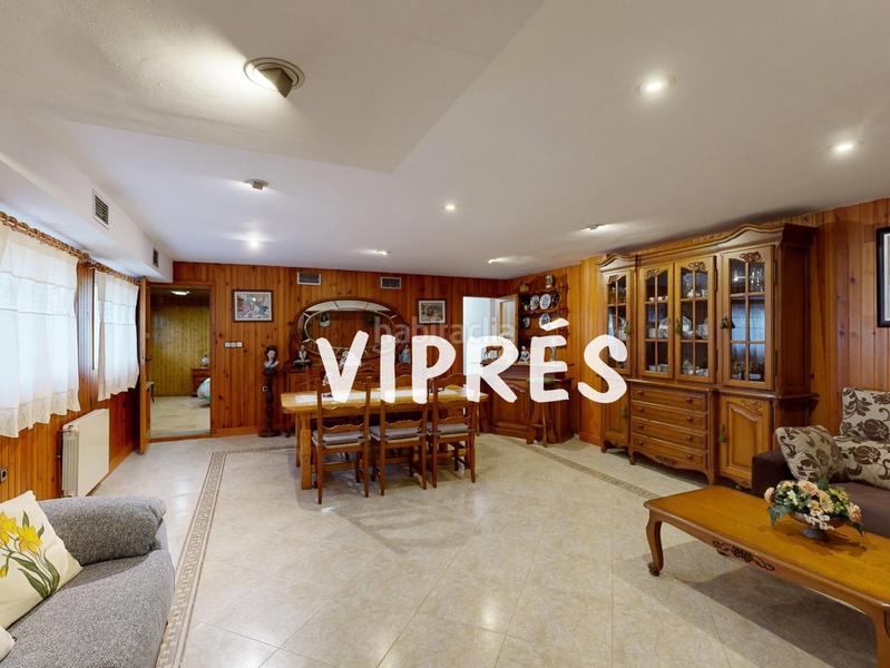 Foto 8a941c39-a70b-40aa-98fc-57b1154fb28d. Chalet mirad bien! este chalet es una auténtica maravilla para quienes buscan amplitud y confort en un espacio amplio y bien distribuido. en Cáceres