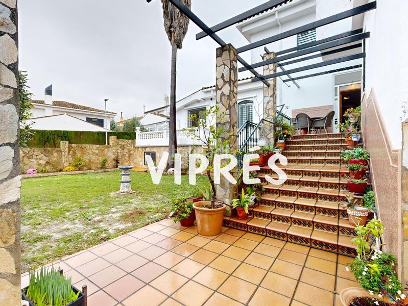 Foto 9fb16346-18a6-42e4-bc00-51347473ed05. Chalet mirad bien! este chalet es una auténtica maravilla para quienes buscan amplitud y confort en un espacio amplio y bien distribuido. en Cáceres