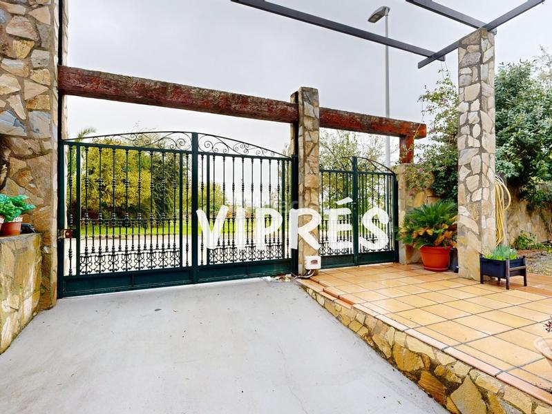 Foto b589bbe7-cafc-4137-bbd6-993fdd75a695. Chalet mirad bien! este chalet es una auténtica maravilla para quienes buscan amplitud y confort en un espacio amplio y bien distribuido. en Cáceres