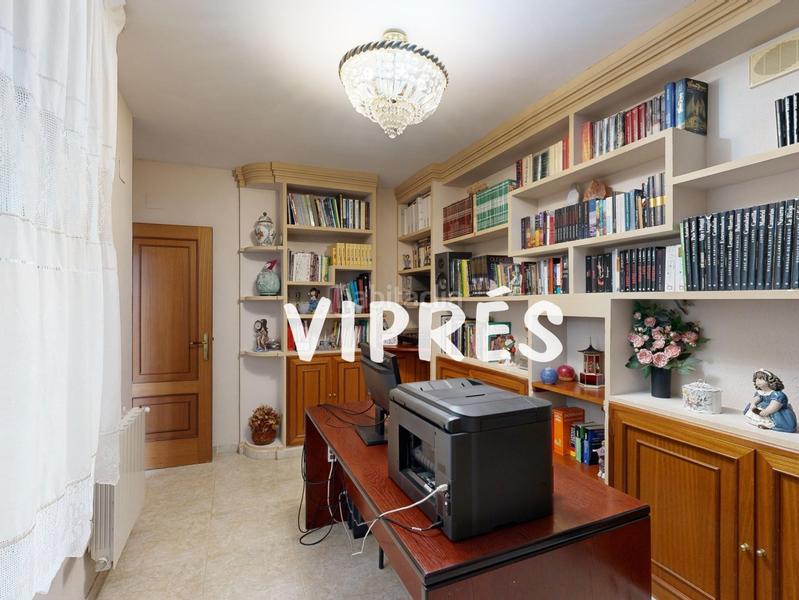 Foto b9868adf-4eb8-4c34-9106-1af1b616fd3a. Chalet mirad bien! este chalet es una auténtica maravilla para quienes buscan amplitud y confort en un espacio amplio y bien distribuido. en Cáceres