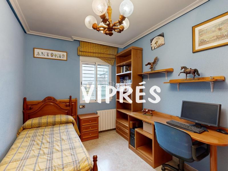 Foto c3400aea-44dc-412f-9fc8-89beb48b3e46. Chalet mirad bien! este chalet es una auténtica maravilla para quienes buscan amplitud y confort en un espacio amplio y bien distribuido. en Cáceres