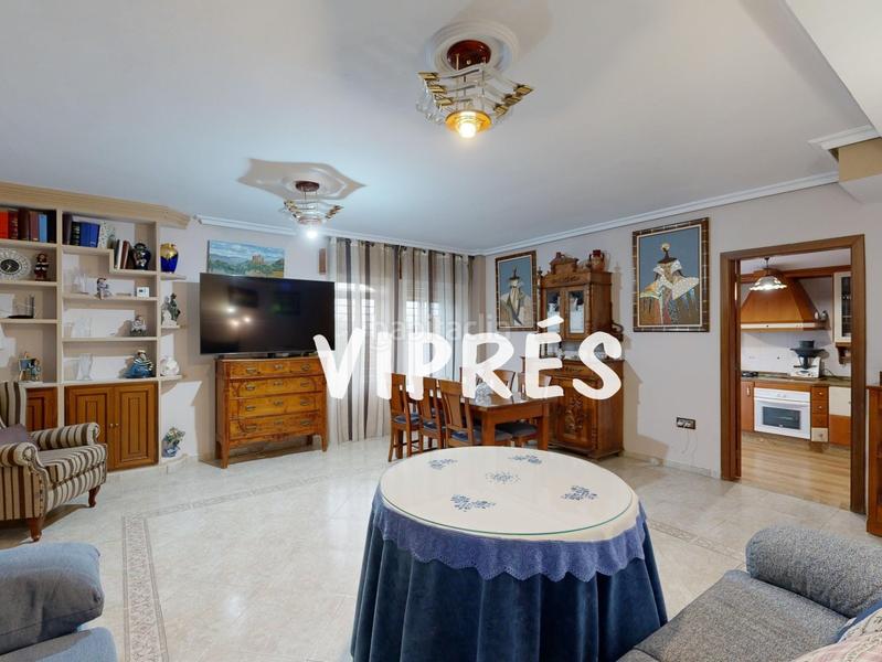 Foto c7e9f34b-783f-4f5b-8731-b7af295f1328. Chalet mirad bien! este chalet es una auténtica maravilla para quienes buscan amplitud y confort en un espacio amplio y bien distribuido. en Cáceres