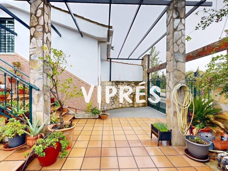 Foto c95fc8e4-5fb1-49e9-aa4c-ab5567176400. Chalet mirad bien! este chalet es una auténtica maravilla para quienes buscan amplitud y confort en un espacio amplio y bien distribuido. en Cáceres