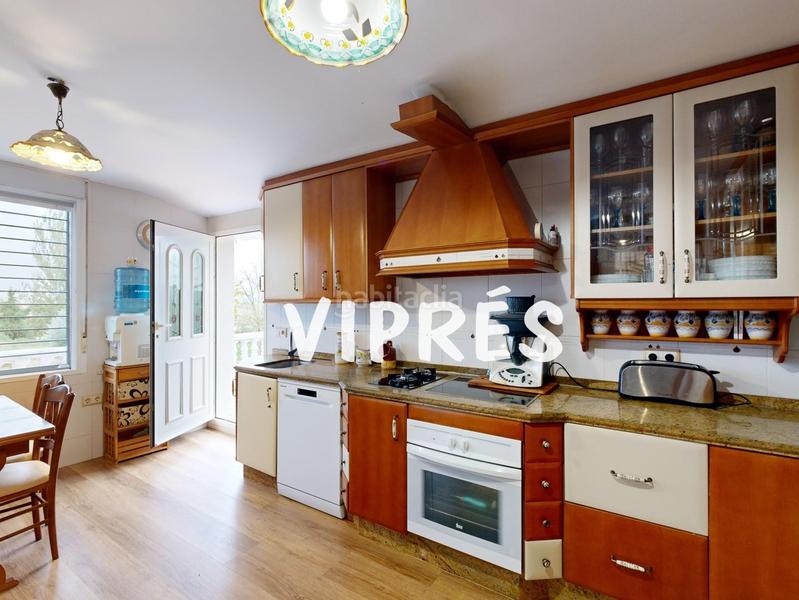 Foto cbc77688-0c81-4419-bb43-4002ff81b487. Chalet mirad bien! este chalet es una auténtica maravilla para quienes buscan amplitud y confort en un espacio amplio y bien distribuido. en Cáceres