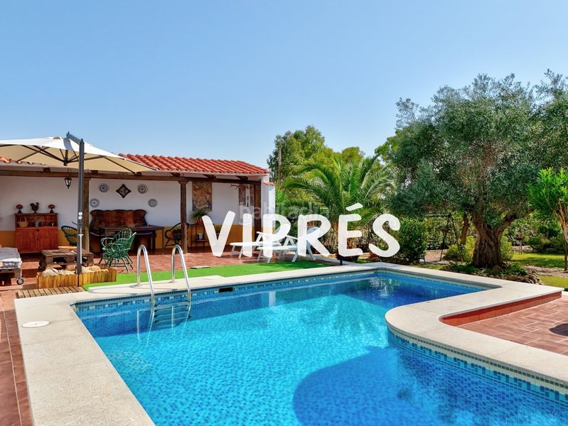 Foto b4b04795-74bd-4db8-89d0-bed997a6232e. Chalet with heating parking in Alcuéscar
