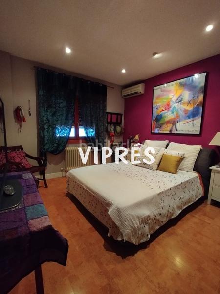 Foto 0be60ef7-2eb6-45b6-b2e8-479f72cb5a35. Casa adosada descubre esta espectacular vivienda !! este adosado te cautivará desde el primer momento. distribuido en tres plantas, es en Mérida